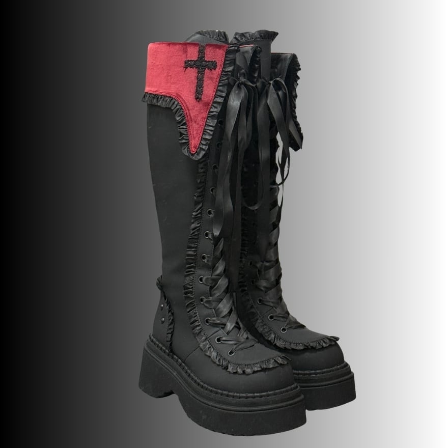 地雷系・サブカル女子のための十字架刺繍ベロア厚底ロングブーツ | 圧倒的な脚長効果