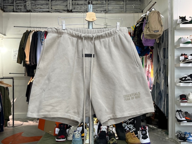 ESSENTIALS 	LOGO SWEAT SHORTS CEMENT XL 29246