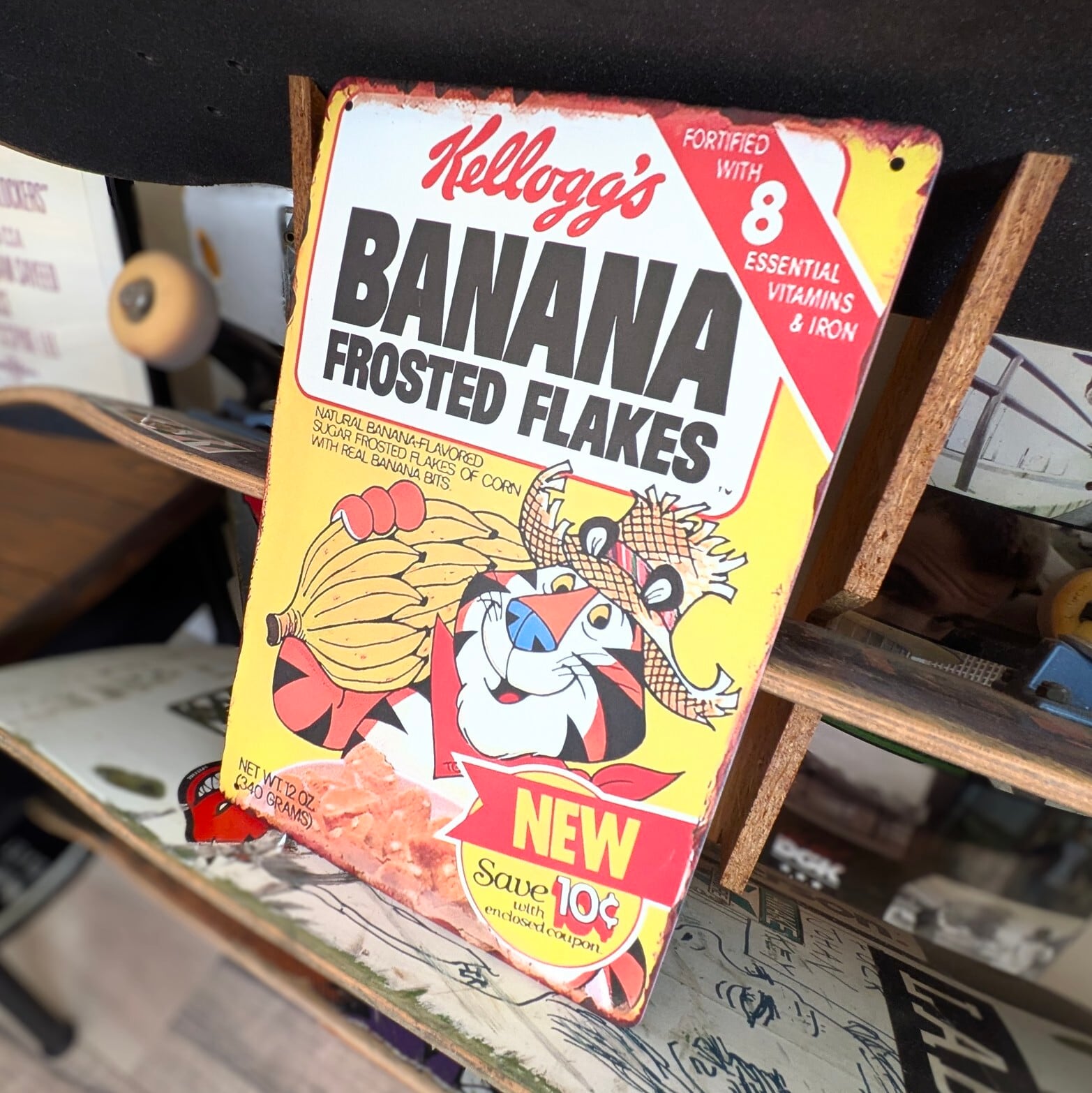 送料無料！ちょうどいいブリキ看板 【 Kellogg's BANANA FROSTED FLAKES ( ケロッグ シリアル バナナ・フロステッド・フレークス ) 】トニー・ザ・タイガー / METAL SIGN / メタルサイン / ブリキ看板 / サインボード / ビンテージ加工〚アメリカン雑貨 アメトイ〛
