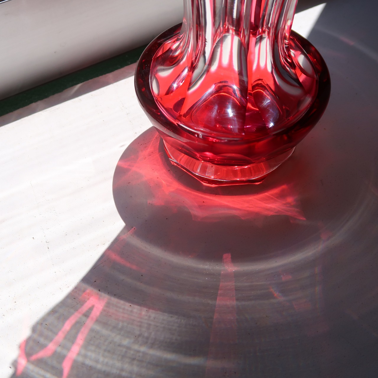 赤ピンクの切子花瓶