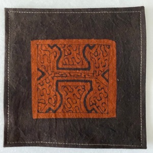 泥染めコースター　縁縫い15cm 7 シピボ族の泥染め　南米ペルー先住民族の工芸
