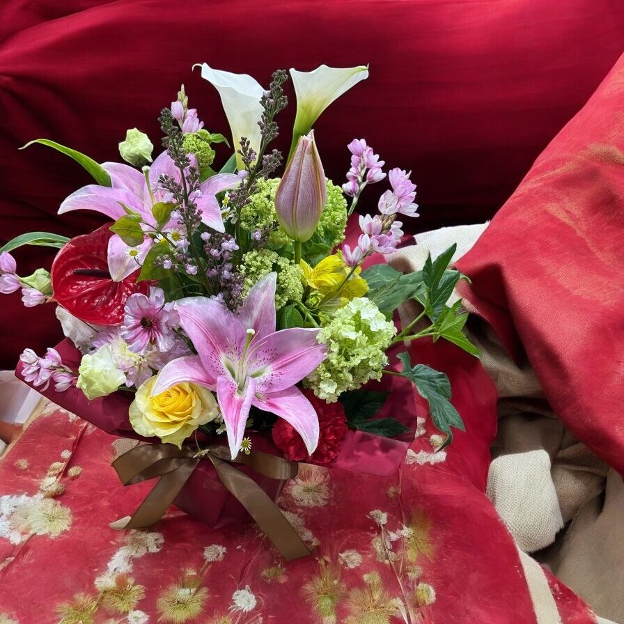 生花アレンジメント{ご年配の方へ華やかに上品に}Mサイズ ワンサイド