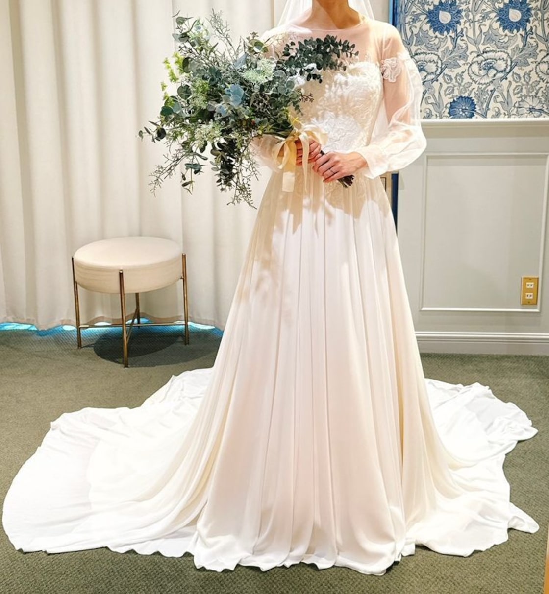 ウェディングドレス ふんわりシフォン 長袖 快適な生地 揺らめく裾  