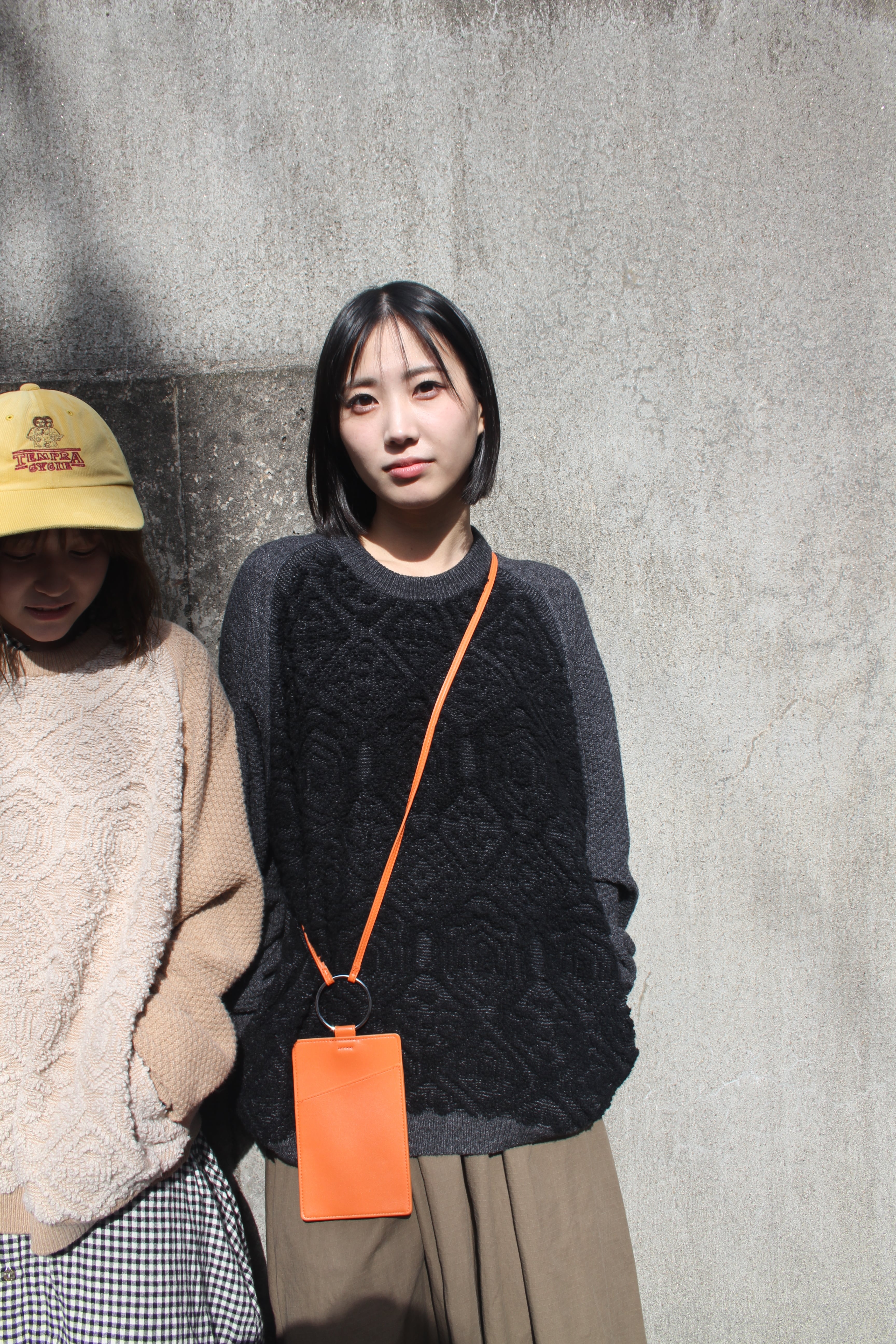 【少量だけ再入荷】異国情緒あふれる柄に目を奪われる「ポケット付きのプルオーバー（チャコール）」