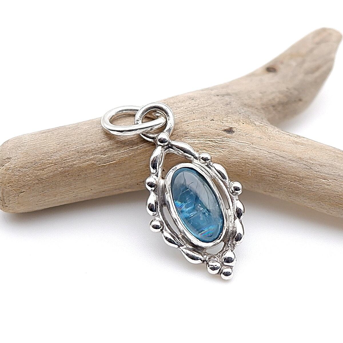 シーグリーンカイヤナイトのデザインペンダント ～深き森の泉～ 天然石