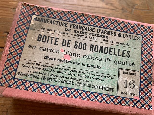 フランス語文字が入った可愛い紙の箱(赤)