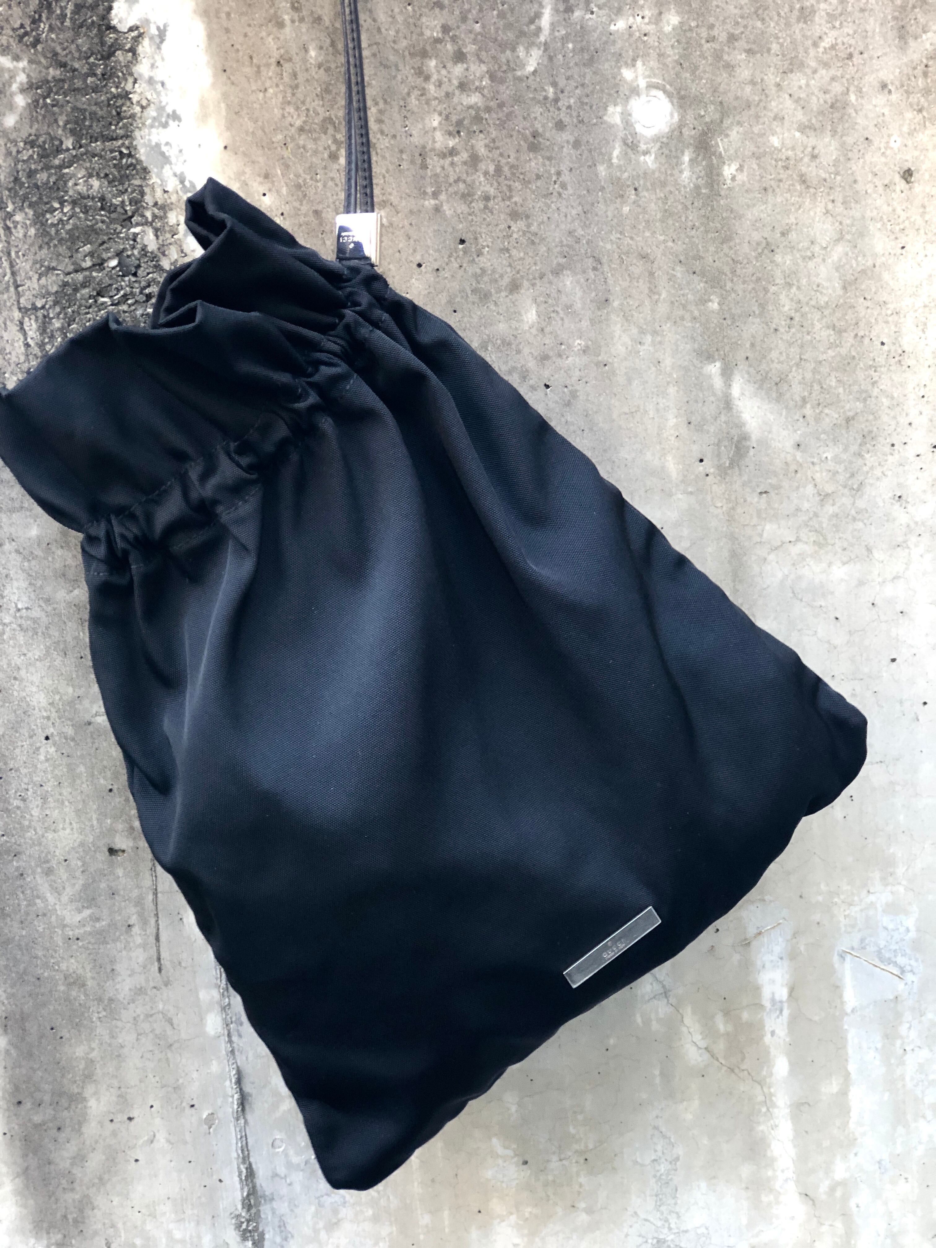 グッチ ロゴ プレート ナイロン ショルダーバッグ レザー ブラック GUCCI グッチ プレートロゴ ナイロン×レザー 巾着 ハンドバッグ