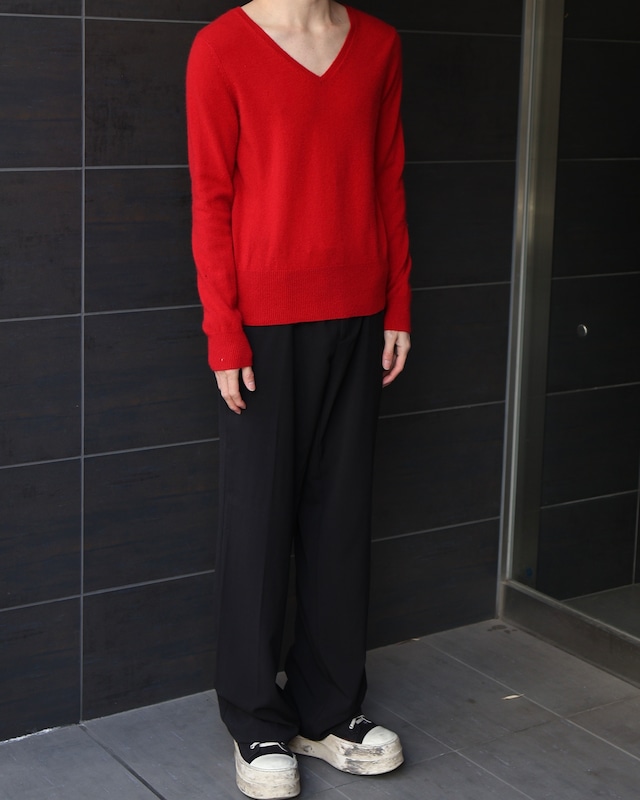 Colored cashmere v-neck knit
