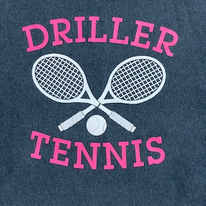 【SPORT-TEK】バックプリント テニス ワンポイントロゴ 袖ロゴ アーチロゴ DRILLER TENNIS ハーフジップ スウェット プルオーバー ダークグレー 肉厚 脇リブ 裏起毛 US古着