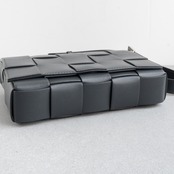 ボッテガヴェネタ カセット ショルダーバッグ アルドアーズ グレー レザー AW23