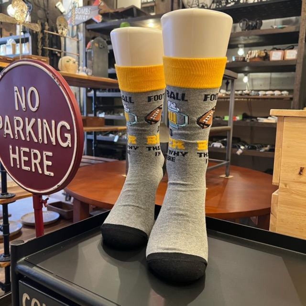 TOPANGA SOCKS Men's football and beer socks, perfect for footwear and small gifts.