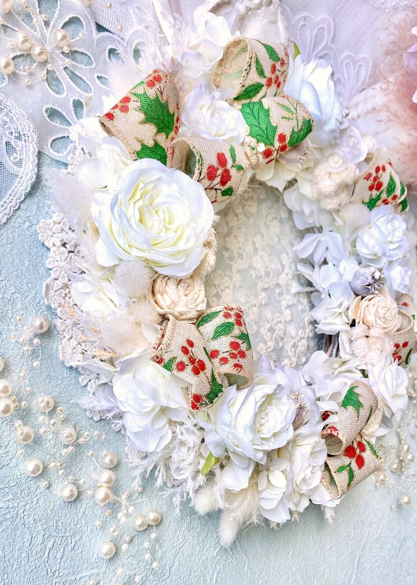 【WR-007】柊リボンのホワイトクリスマスリース｜上品で華やかな冬の贈り物｜ナチュラルインテリア・ギフトにもおすすめ