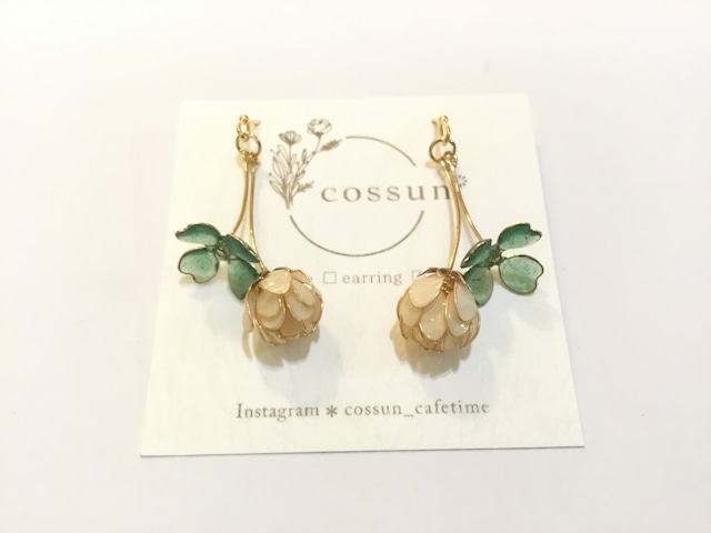 【イヤリング変更可能】cossun* シロツメクサのピアス