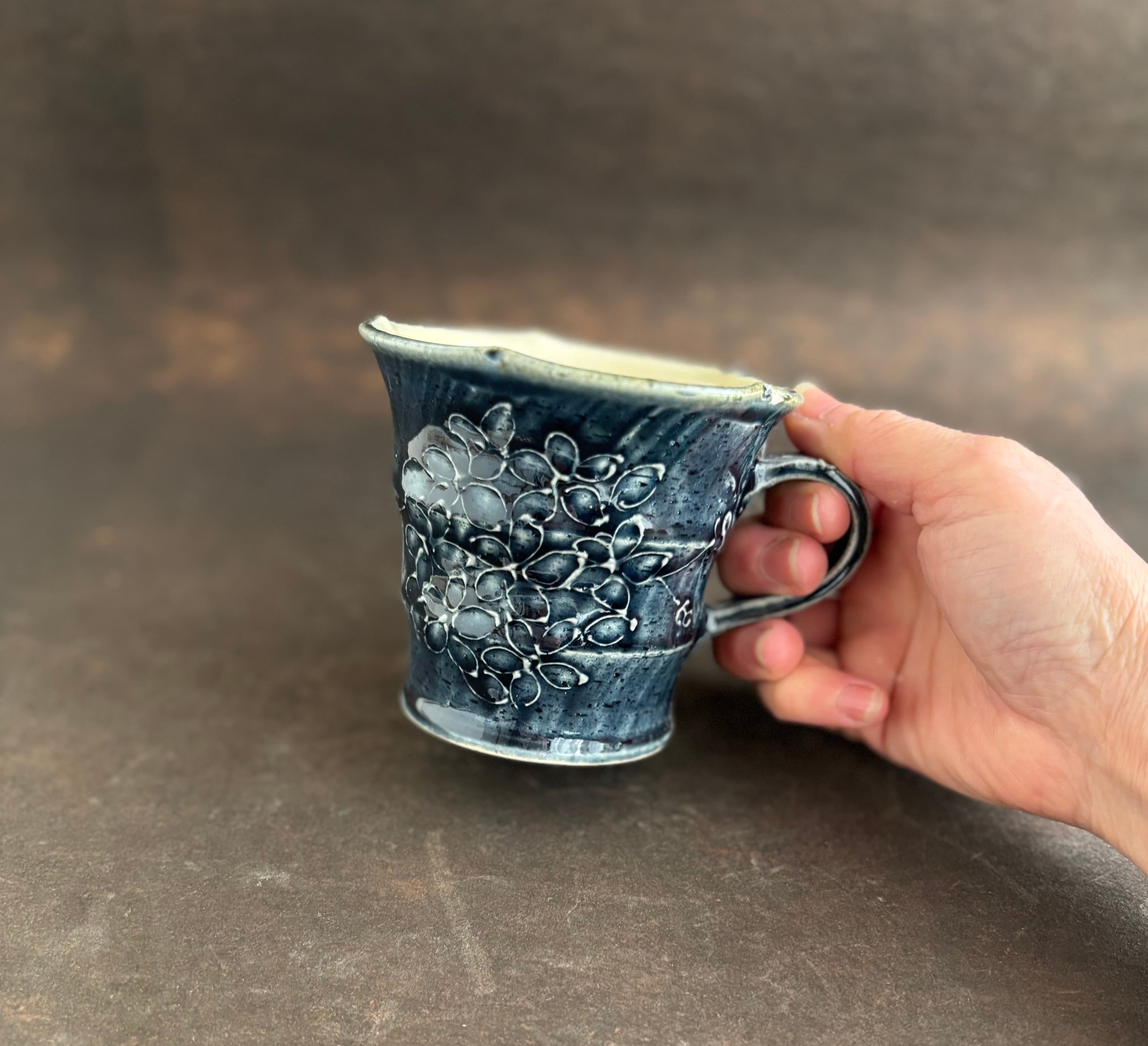 土和のルリエフ　藍釉　お花形マグカップ