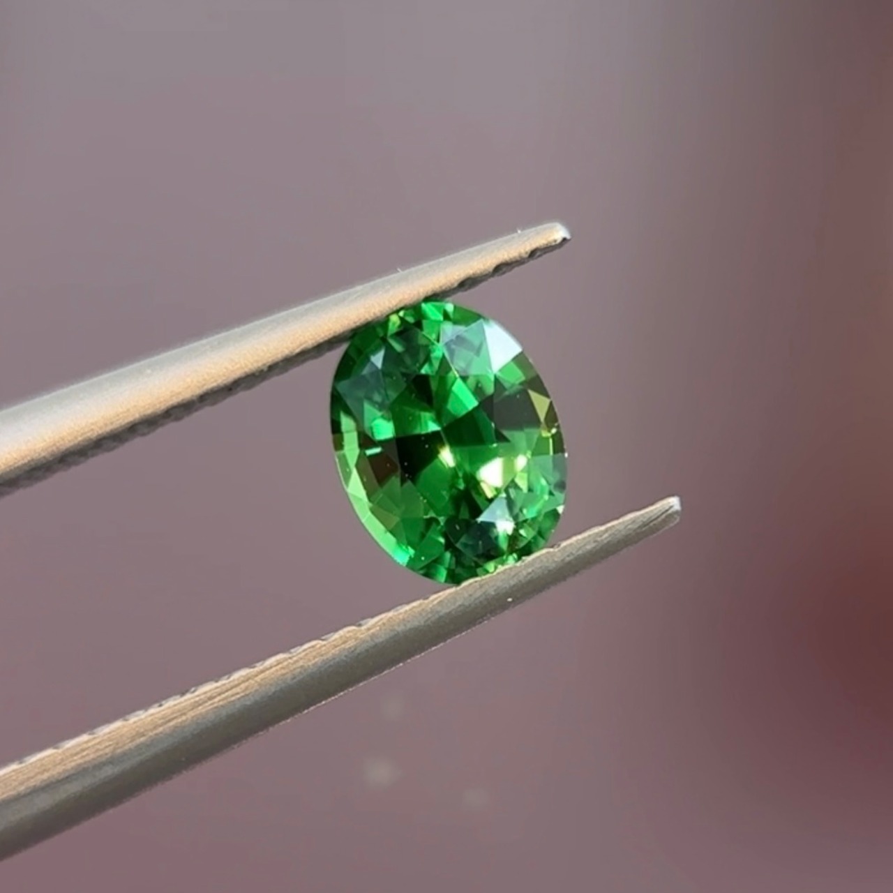 ネオングリーンツァボライト 6.6x5.1x3.7mm, 0.87ct, タンザニア産