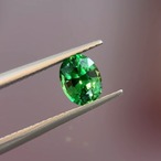 ネオングリーンツァボライト 6.6x5.1x3.7mm, 0.87ct, タンザニア産