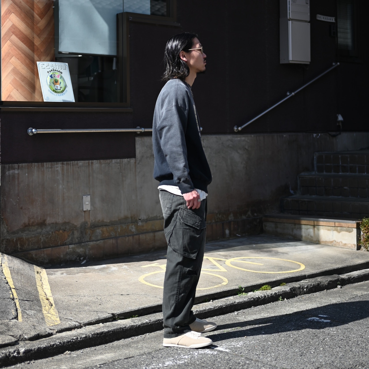 中綿なしで着やすい、ボンバージャケットと日焼け加工が魅力なミリタリーパンツコーディネート