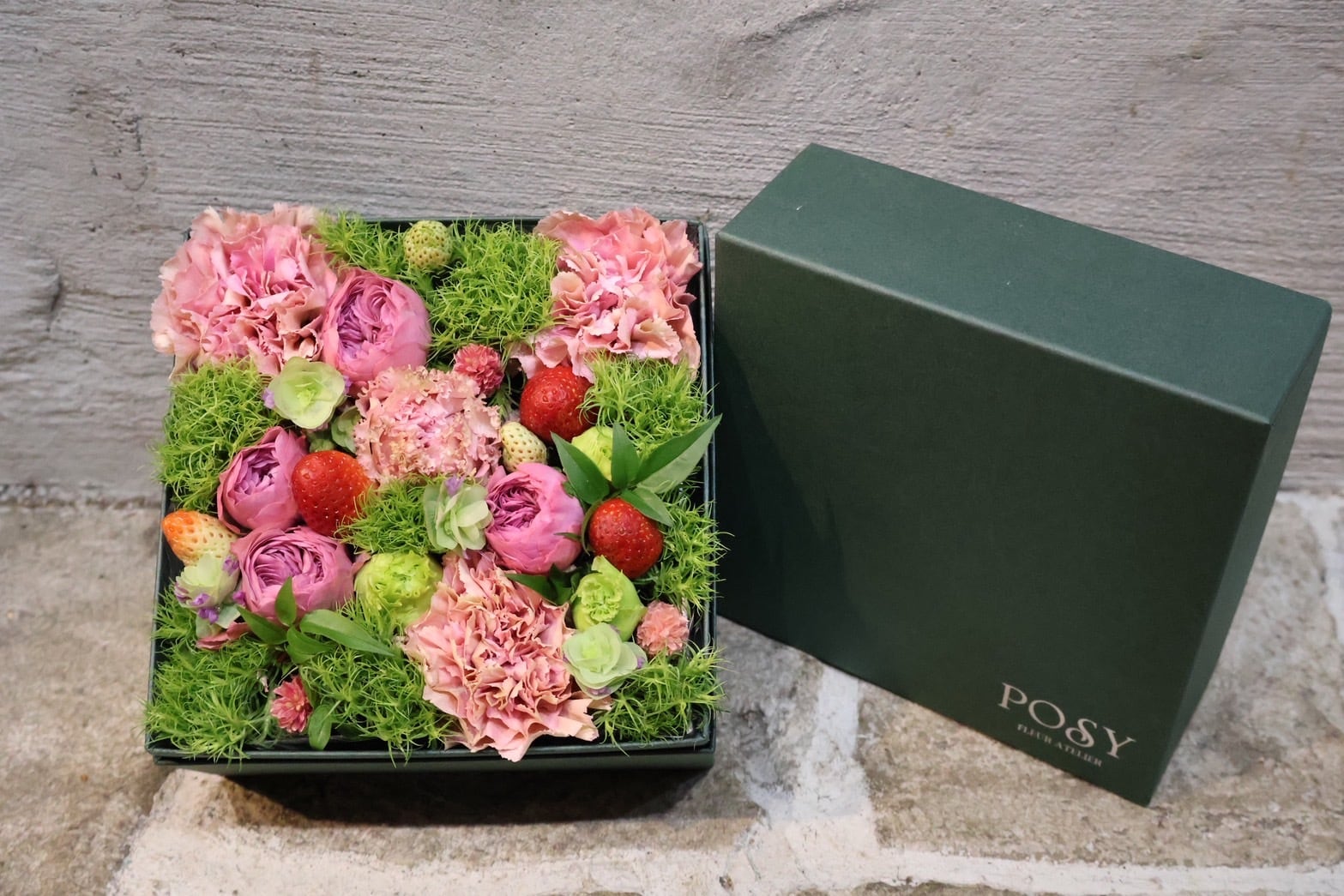 【5月9日-10日到着限定】母の日おまかせくすみピンクと苺のBOXアレンジメント