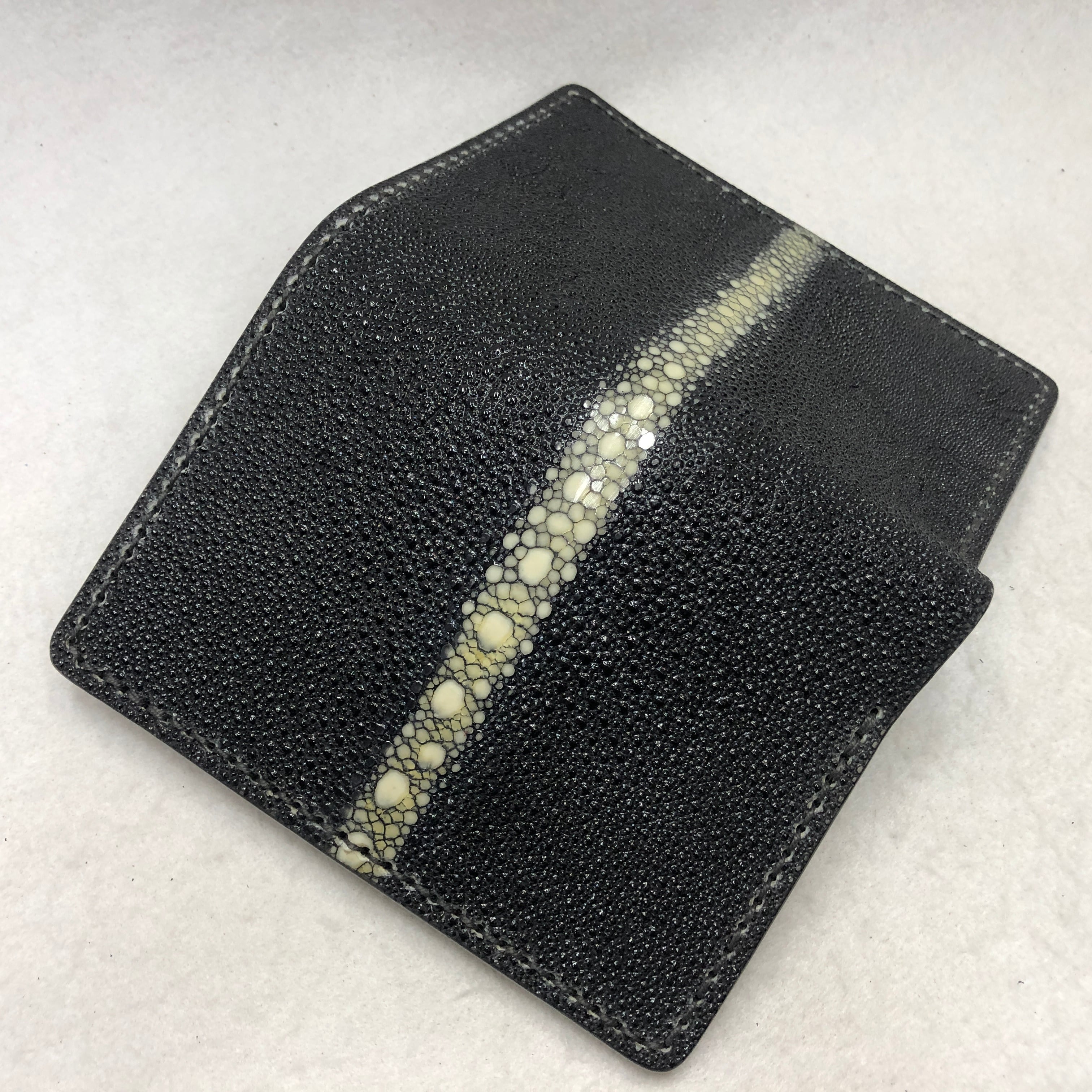 ST08 スティングレイ エイ革（ガルーシャ）2つ折り財布 ブラック（連石