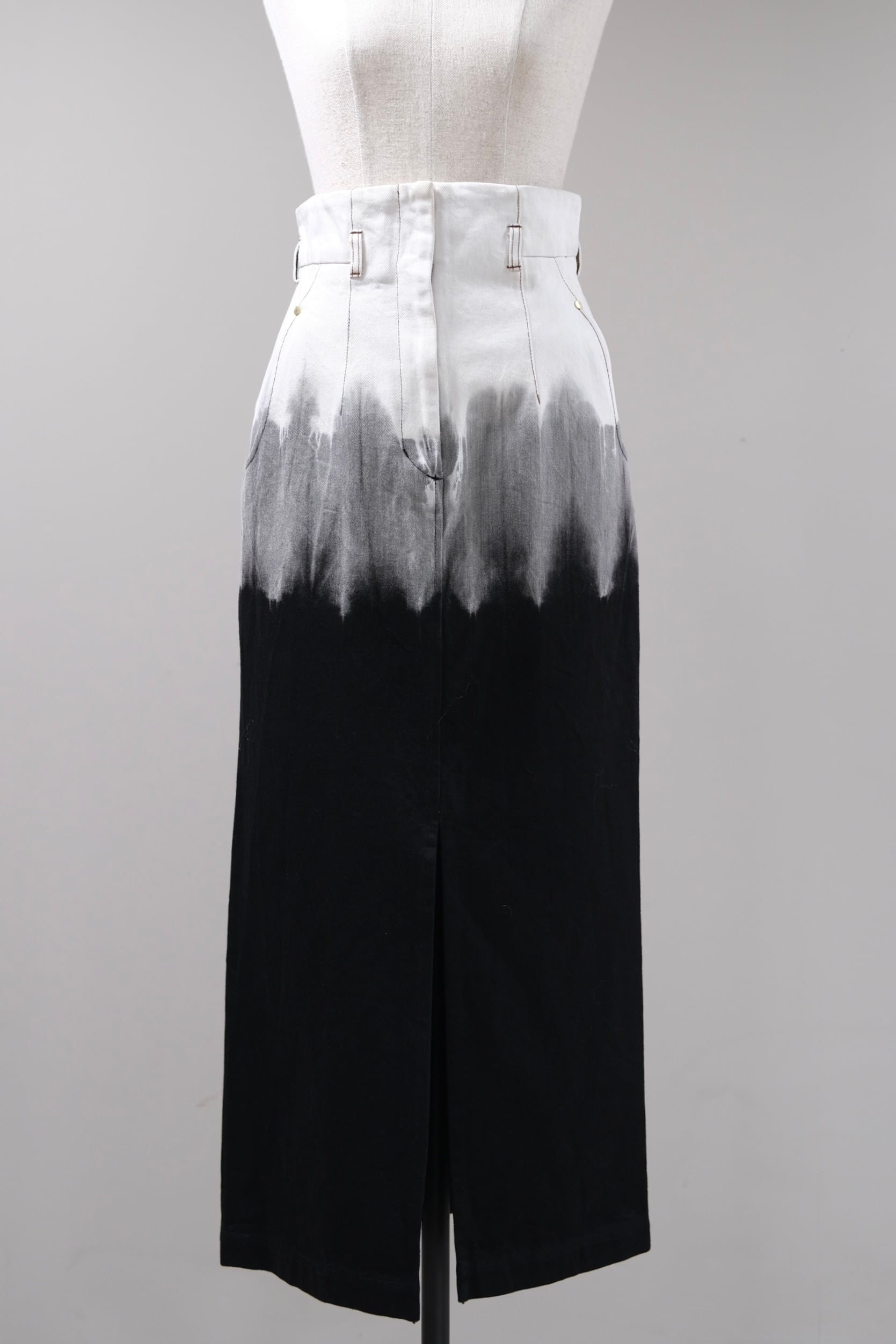 mame kurogouchi 唐津焼 グラデーション染め デニムスカート Mame Kurogouchi】Gradient Dye A-Line Denim Skist - black - | loop