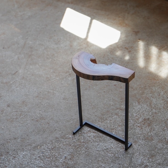 一枚板のミニサイドテーブル No.2 樹種：けやき