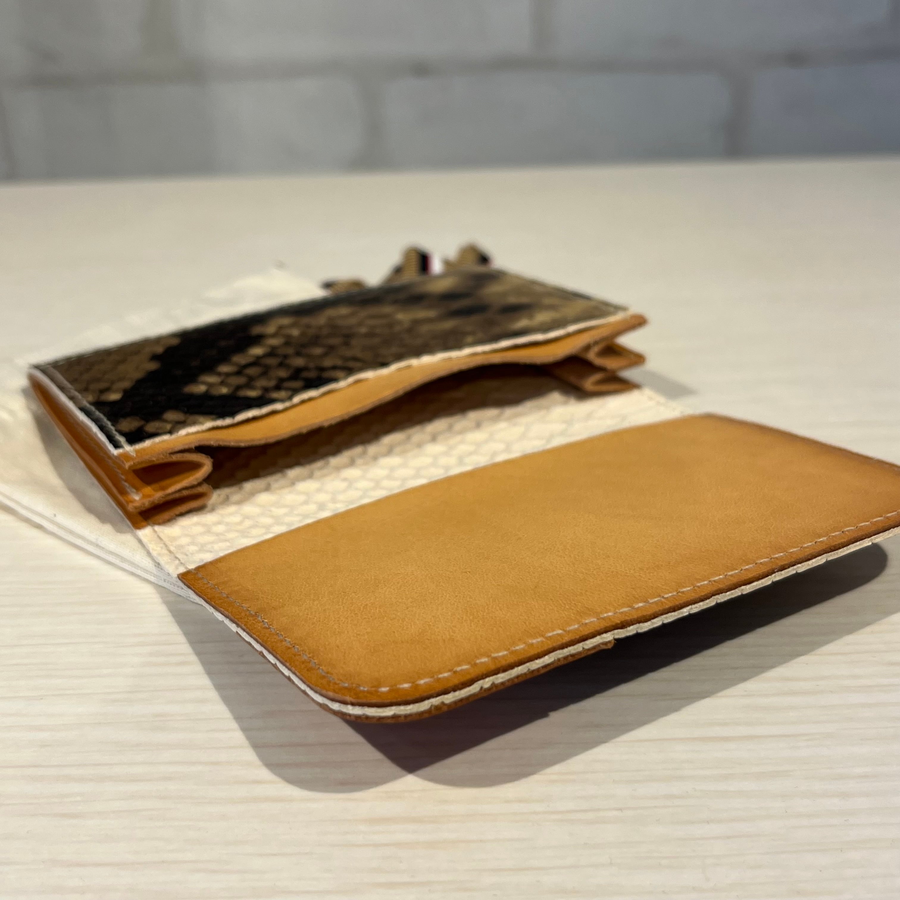 大人気!! IL BISONTE パイソン型押し レザー カードケース 限定モデル】IL BISONTE/スネーク型押しカードケース(ブラウン