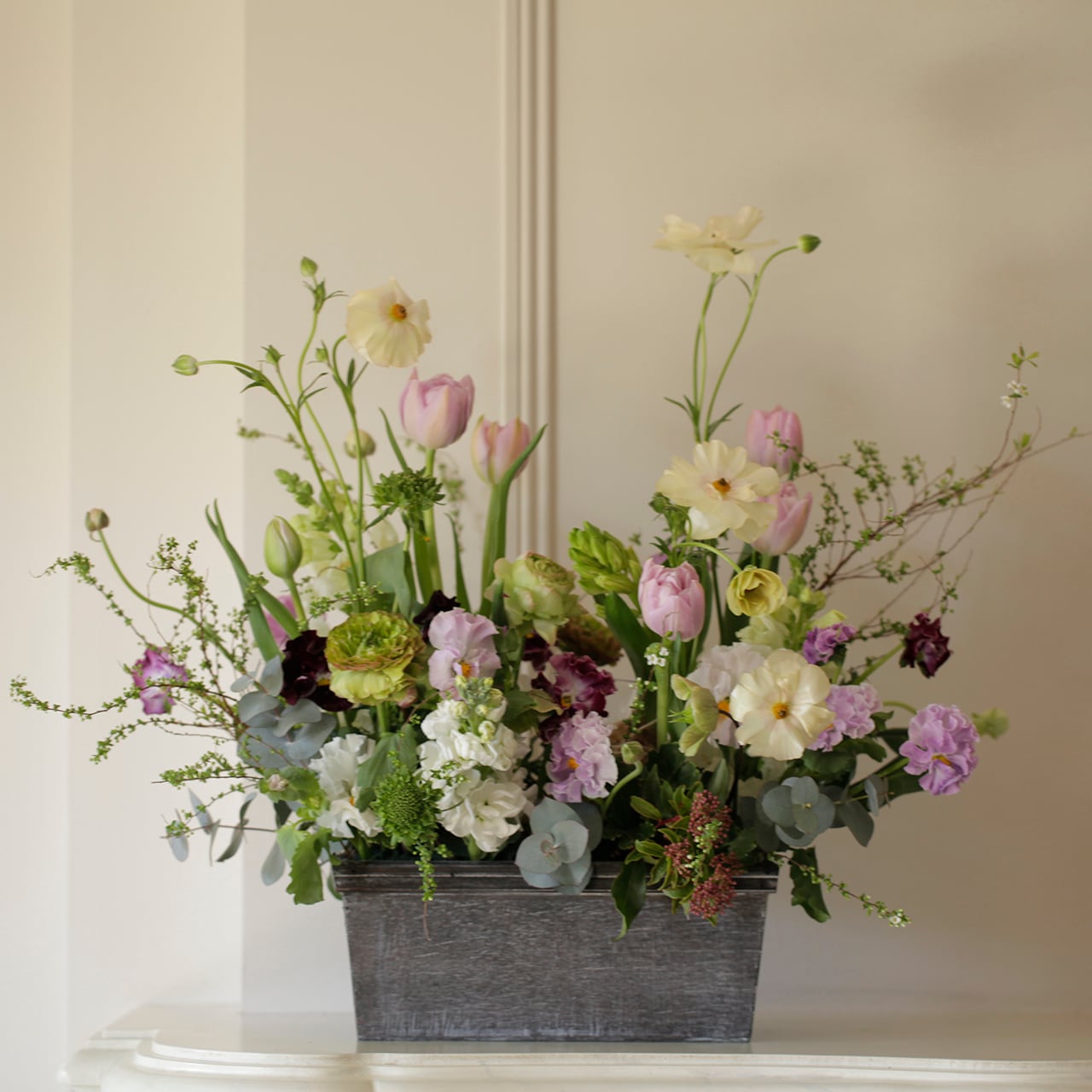 風を感じるエアリーなアレンジメント | フラワーショップ Bremen