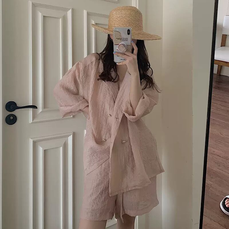 くしゅっと儚げ 大人ピンク セットアップ シアーシャツ ハーフパンツ 2点セット 透け感 抜け感 大人っぽ ダブルボタン Vネック 大人ピンク ショートパンツ ダボかわ Lamitte Deco トレンド 韓国ファッション ショップ Base店 くしゅっと儚げ 大人ピンク セットアップ シアーシャツ ハーフパンツ 2点セット 透け感 抜け感 大人っぽ ダブルボタン Vネック 大人ピンク ショートパンツ ダボかわ Lamitte Deco トレンド 韓国ファッション ショップ Base店