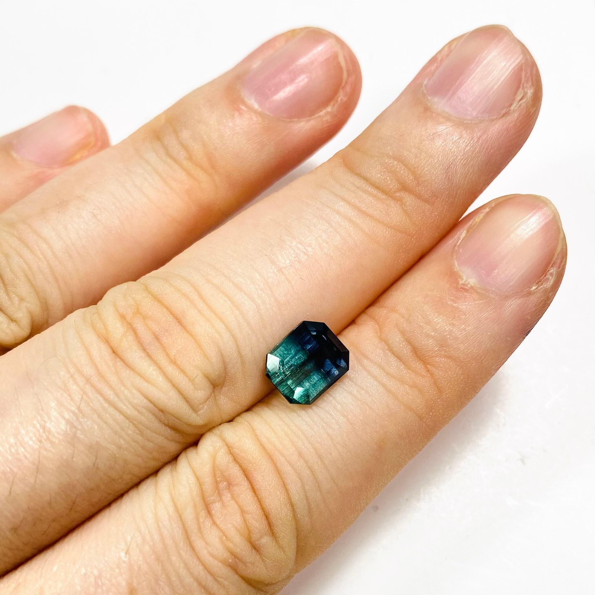 エメラルドとサファイアカラーを楽しめるトルマリン