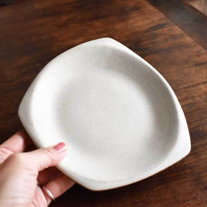 オフホワイトランチプレート（小） / レンジ・食洗機可 / wb-10　和食器 皿 お皿 おしゃれ モダン スタイリッシュ おうちカフェ 変形 珍しい プレート  白 個性的 直径約18cm  無地 食器 陶器 可愛い デザイン ケーキ皿 取皿 デザート皿