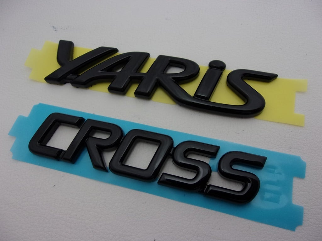 トヨタ 15系ヤリス クロス ( 15系YARiS CROSS )　トヨタカラーNo 202ブラックエンブレム　文字2点セット 15系 ヤリス クロス トヨタ202 ブラックエンブレム YARiS CROSS 文字2