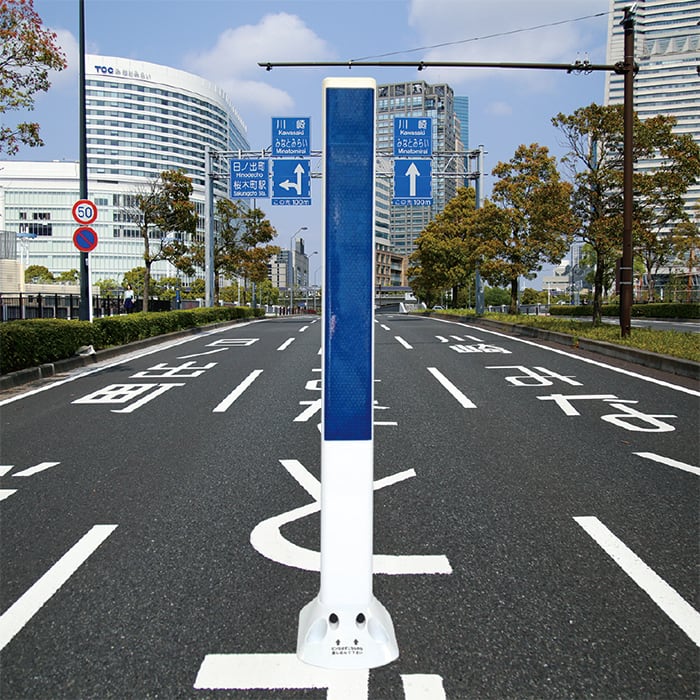 ソフトデリネーター スリムベースタイプ 高さ1000mm ベース幅14cm 1本(視線誘導標)白いポスト 青い反射シート(表面と裏面)SD-BWY1000 ※アンカー、接着剤は別売 ソフトコーン コーンポール ポストコーン ラバーポール ガードポール 横浜ブルー ヨコハマブルー 保安道路企画