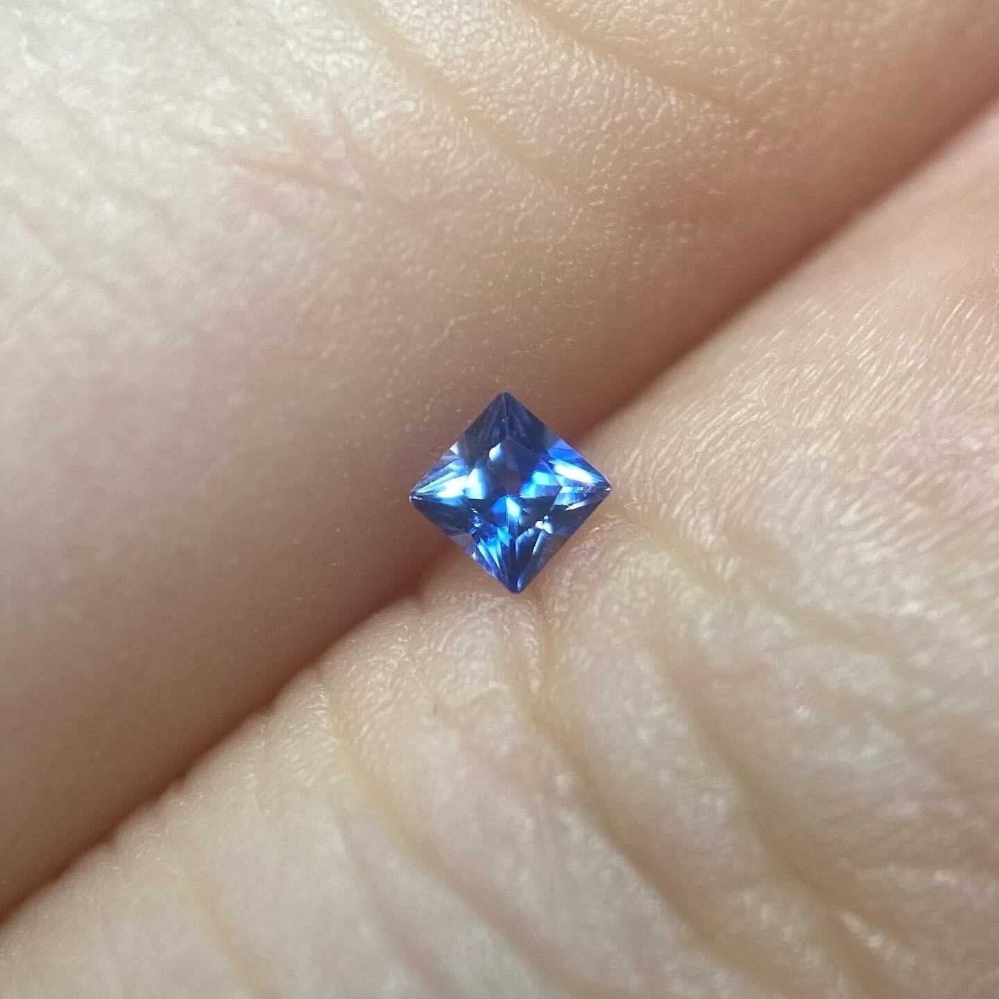 澄み渡る美しいブルー ベニトアイト