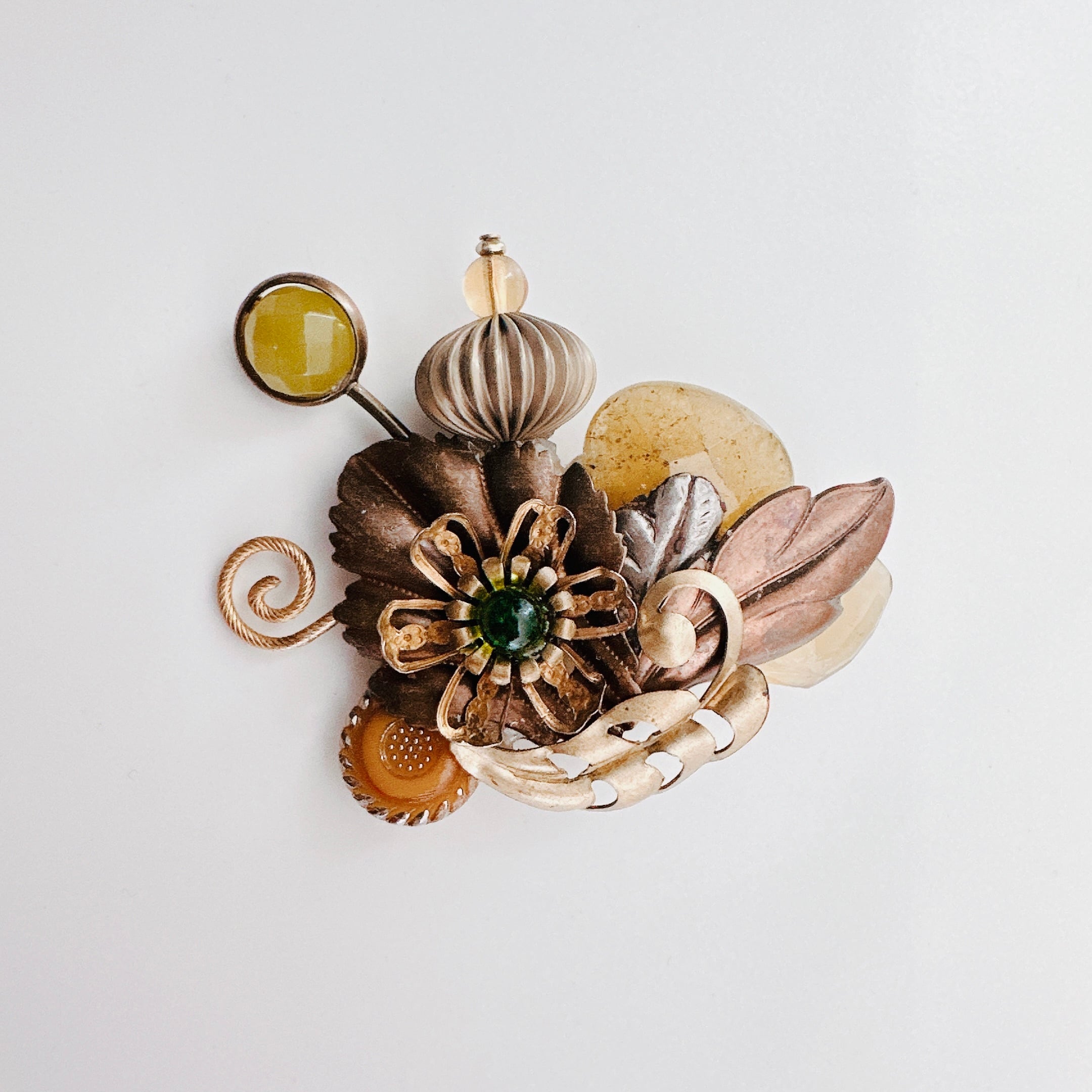絵の具のパレットのブローチ by Annie Sherburne | THE BIJOUX PROJECT