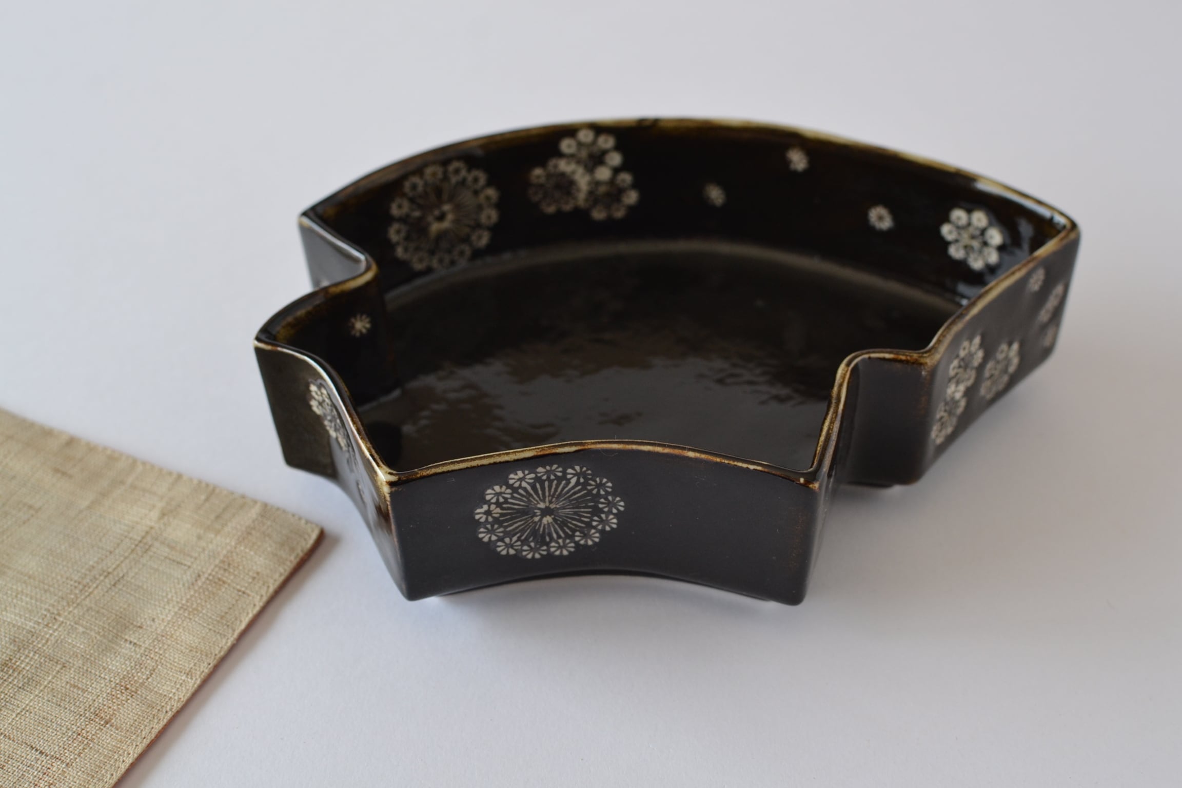 有田焼 福泉窯 重ね扇面向付 / 黒志野三島手