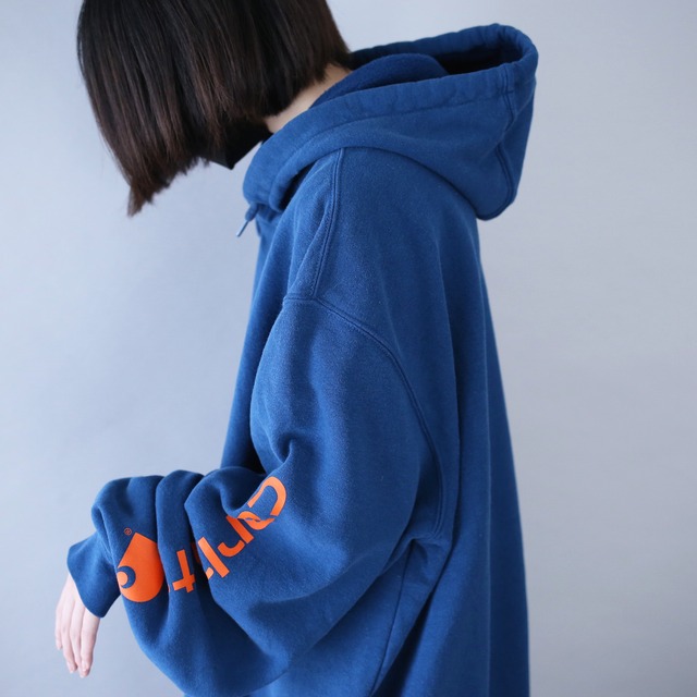 "Carhartt" sleeve logo printed over silhouette blue sweat parka