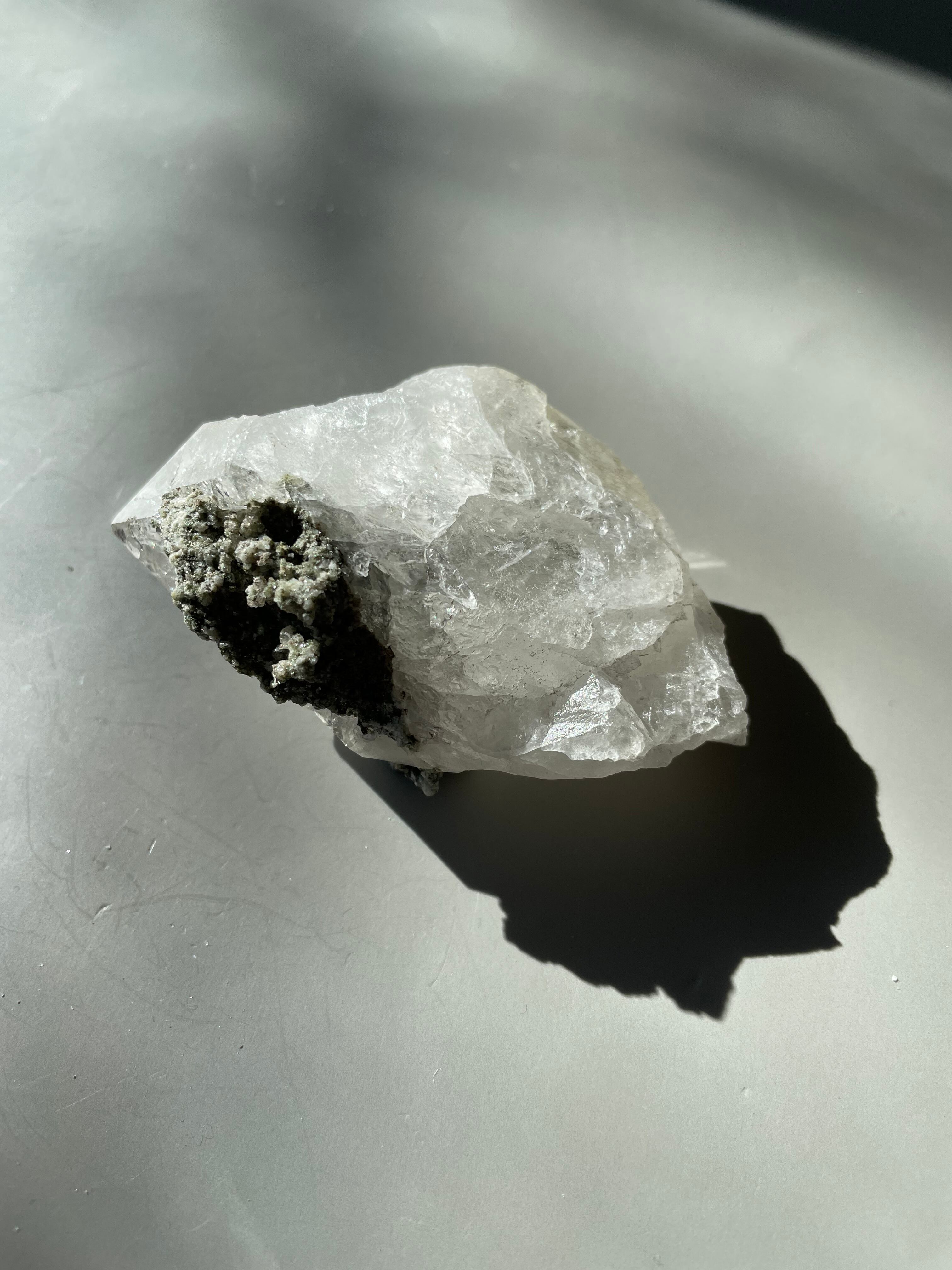 パキスタン　ギルギット　スカルドゥ産　ヒマラヤ水晶　マイカ　クローライト　虹