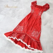 フラダンス 衣装 ワンピース ドレス レッド系 ムームーファクトリー ハワイ製 プルメリア柄 ハワイアンプリント T&L MUUMUU FACTORY アロハ フラ ダンス レッスン 練習 ホワイト系 赤 白 フリル 花柄 植物柄 フラワープリント 華やか 鮮やか かわいい おしゃれ 上品 フリル付き 美しい プルメリアデザイン 大人用ドレス フェスティバル用 パーティー