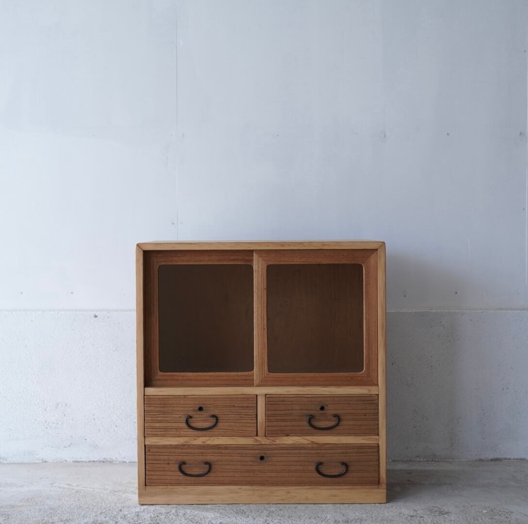 引き出しのついたガラス戸棚