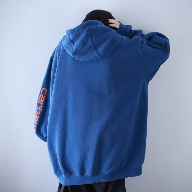 "Carhartt" sleeve logo printed over silhouette blue sweat parka