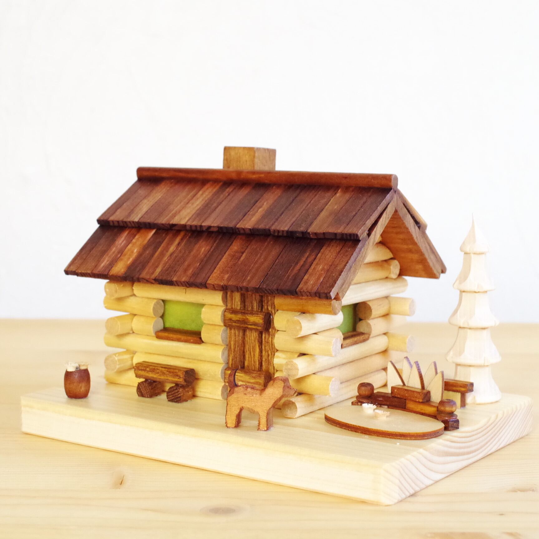丸太小屋の煙出し 犬とお花