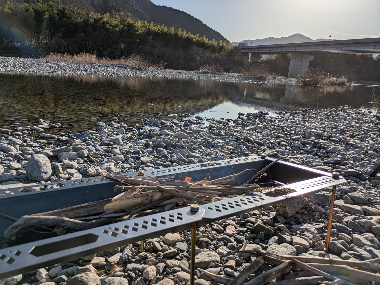 【ちょっとサビ有OUTLET】魚の串焼きができちゃう体験型焚き火台「野良グリル」キャンプ場常設・イベントにも　黒皮鉄　日本製 - 12