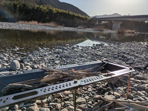 【ちょっとサビ有OUTLET】魚の串焼きができちゃう体験型焚き火台「野良グリル」キャンプ場常設・イベントにも　黒皮鉄　日本製