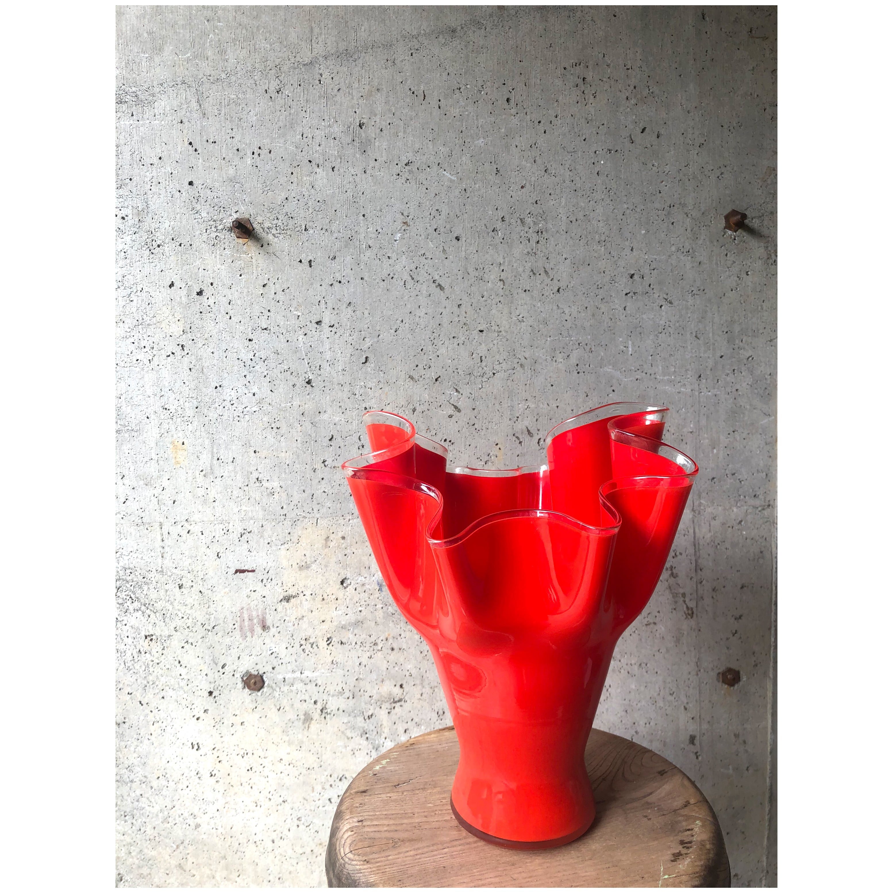 昭和レトロ 硝子の花瓶 波型クラフトガラス フラワーベース 朱色
