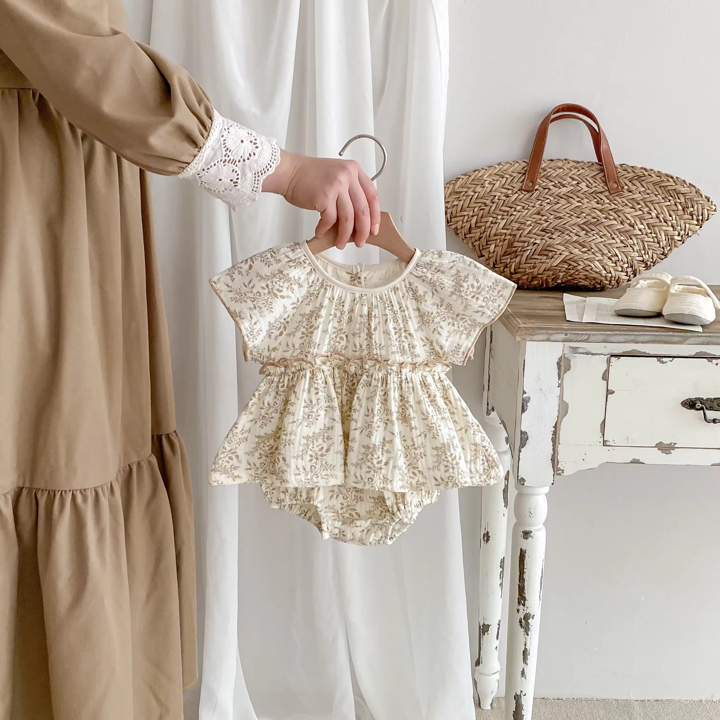 ベージュリーフガーゼロンパース