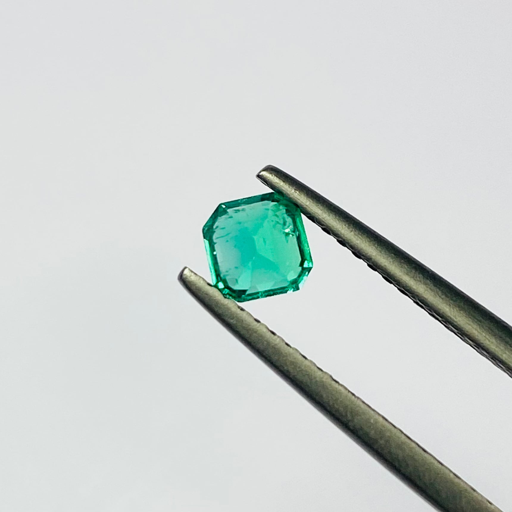 濃いエメラルド