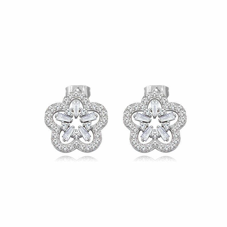 ほぼ未使用】スワロフスキー 花形ピアス クリスタル SWAROVSKI｜レディース
