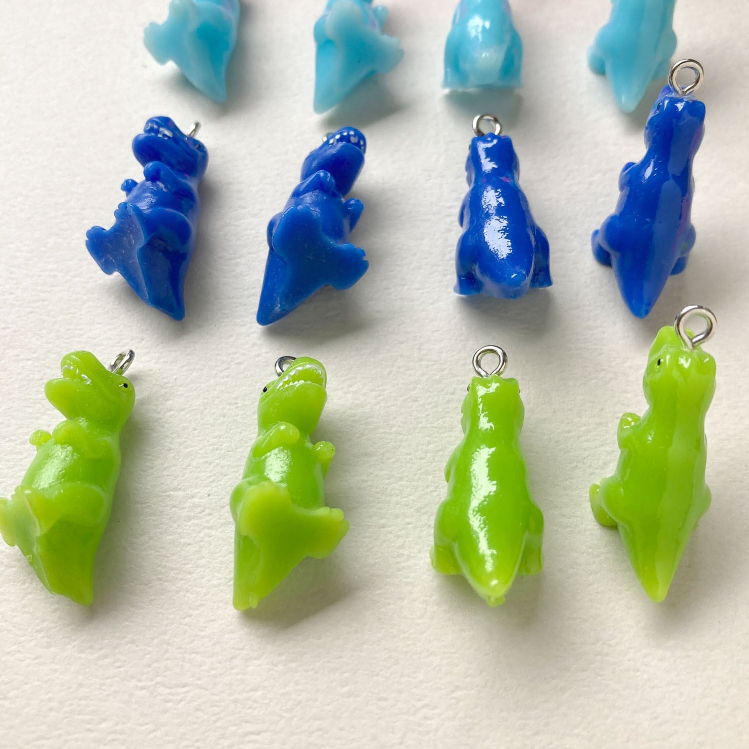 再入荷〉カラフル恐竜アクリルチャーム | Dua-アクセサリーパーツショップ