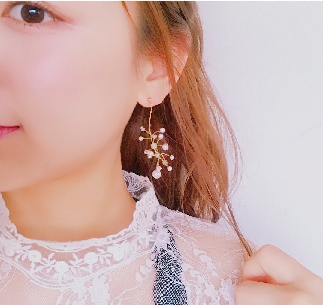 No.2 優しく ブラックフラワー×ガラスビーズ 小枝 ピアス イヤリング