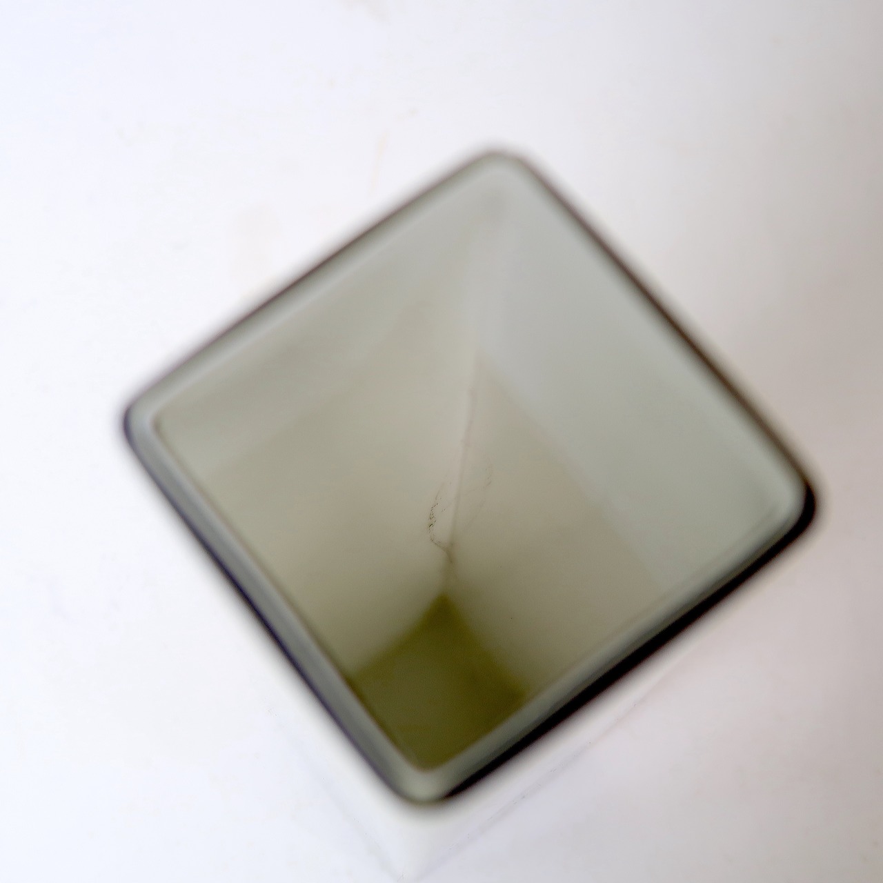 ライトグレーのスクエア花瓶